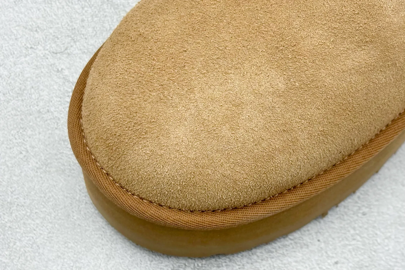 🐲💰 520 supports stores. The top version on the market UGG Mini thick-soled short tube 5cm. Xiaohongshu's hot model. Produced by a major foreign trade factory in Guangzhou. The toe box and the insole are all made of genuine sheep fur. Independent outer box packaging. Chip. With waterproof technology. Different from any version on the market. 5cm thick sole. Independent original development of outsole. Cashmere insole. It is a very suitable choice for going out in winter and at home. In the new year, uug has launched a style series, which is partially biased towards the preferences of young consumers. It has also moved to the forefront of fashion trends. Shoe body material: water-repellent coated suede upper, 17 mm UGGPURE™ implanted wool insole, lightweight non-slip comfortable rubber outsole, brand LOGO trademark, complete package, item number: 1135092, size: 35 36 37 38 39 40